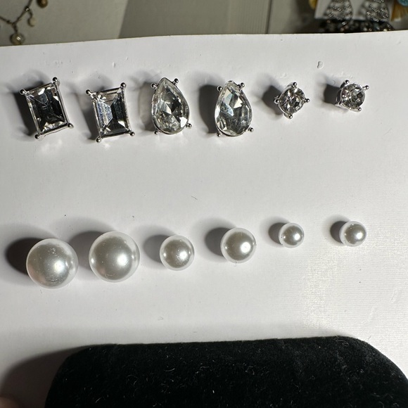 21 pair of dainty small stud style earrings - Picture 4 of 5